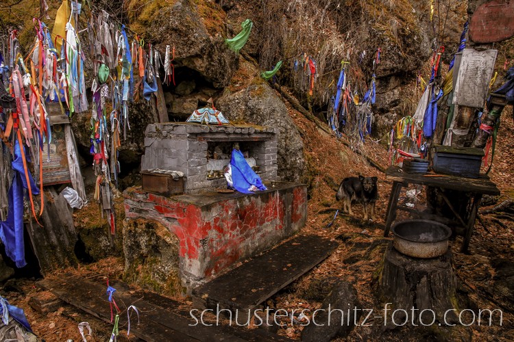 Diese Kultstätte befindet sich an den heiligen Quellen von Chongor-Ulla im Tunka-Tal. In dieser Region ist der Schamanismus besonders eng mit dem Buddhismus verbunden.